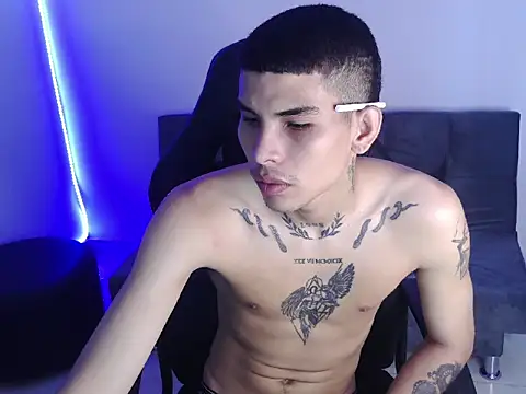 Snapshot of hot_king20 chatting on 12.18.25 hot king20 online show from 12.18.25