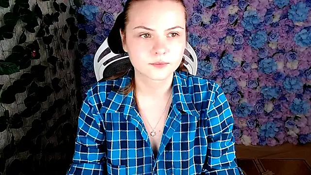 IxxiLiana online show from 10.14.25