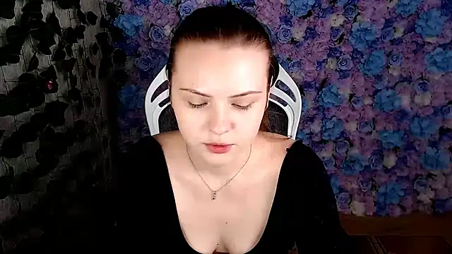 IxxiLiana online show from 10.19.25