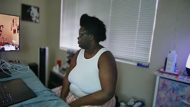 Yagurl  west online show from 02.17.25