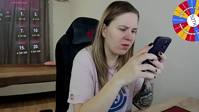 Olivia Munk online show from 02.20.25