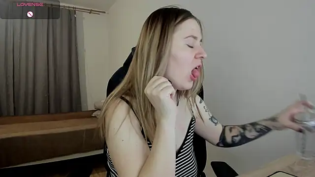 Olivia Munk online show from 03.04.25