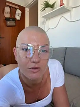 Snapshot of PaulinaSchubert1 chatting on 10.27.25 PaulinaSchubert1 online show from 10.27.25