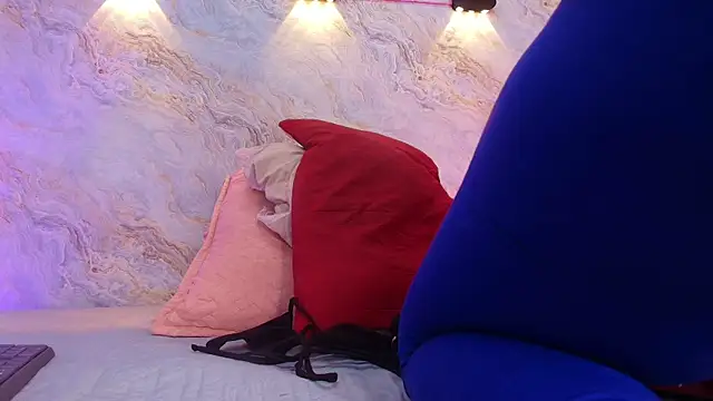 jones maddy  online show from 10.01.25