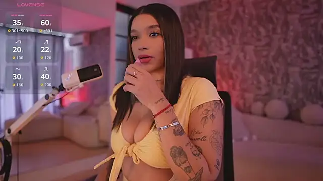 Snapshot of HannahW_ chatting on 09.10.25 HannahW  online show from 09.10.25