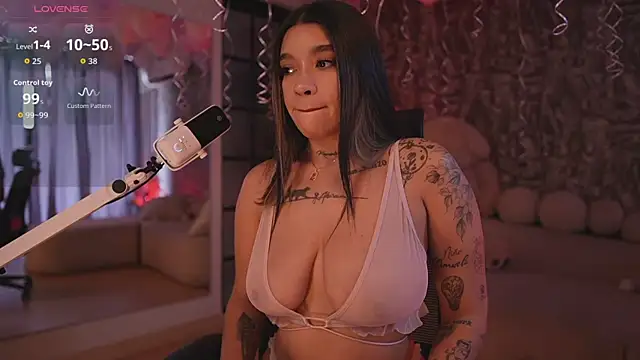 Snapshot of HannahW_ chatting on 10.09.25 HannahW  online show from 10.09.25