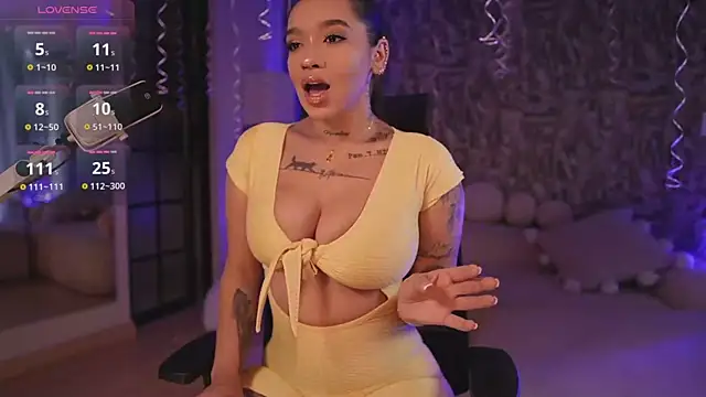 Snapshot of HannahW_ chatting on 10.12.25 HannahW  online show from 10.12.25