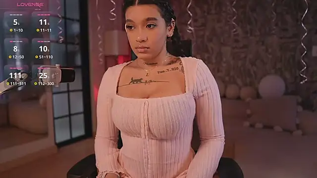 Snapshot of HannahW_ chatting on 10.20.25 HannahW  online show from 10.20.25