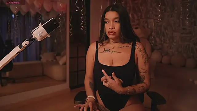 Snapshot of HannahW_ chatting on 10.24.25 HannahW  online show from 10.24.25