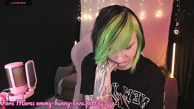 Snapshot of EmmyBunny chatting on 10.26.25 EmmyBunny online show from 10.26.25