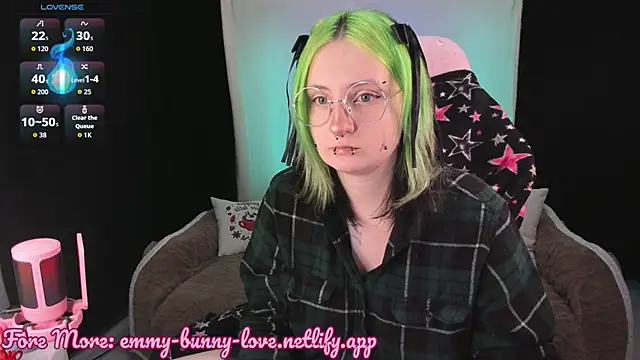 Snapshot of EmmyBunny chatting on 11.17.25 EmmyBunny online show from 11.17.25