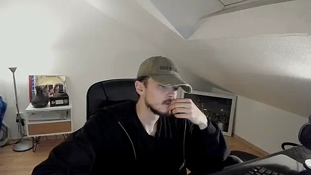 Snapshot of naked_psy chatting on 10.29.25 naked psy online show from 10.29.25