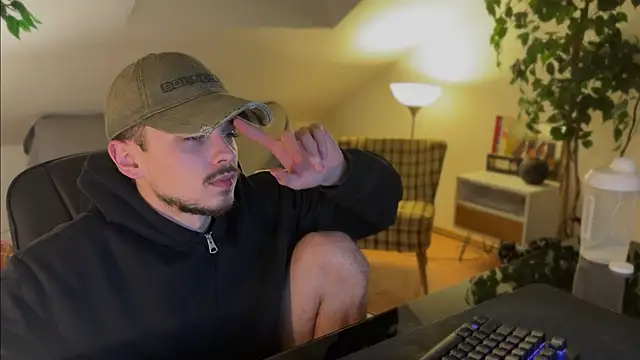 Snapshot of naked_psy chatting on 12.14.25 naked psy online show from 12.14.25