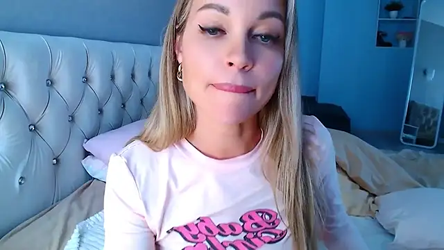 Snapshot of MissSiona chatting on 02.05.25 MissSiona online show from 02.05.25
