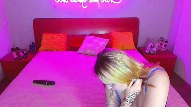 Snapshot of MagicEyess chatting on 02.28.25 MagicEyess online show from 02.28.25