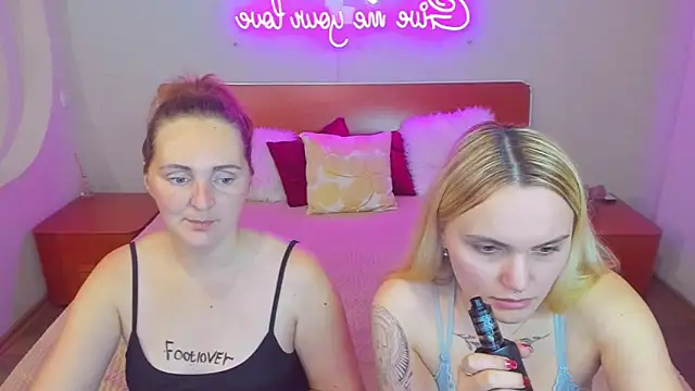 Snapshot of MagicEyess chatting on 11.28.25 MagicEyess online show from 11.28.25