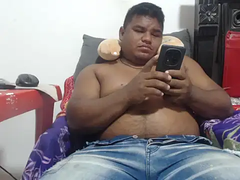 Snapshot of PONSE_LATINO chatting on 11.25.25 PONSE LATINO online show from 11.25.25