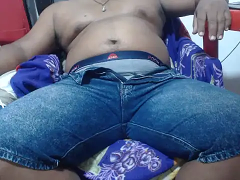 Snapshot of PONSE_LATINO chatting on 12.19.25 PONSE LATINO online show from 12.19.25