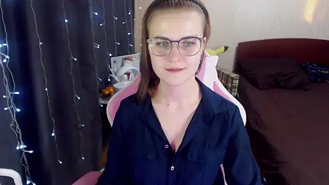 Snapshot of MissBrightShine chatting on 01.18.25 MissBrightShine online show from 01.18.25