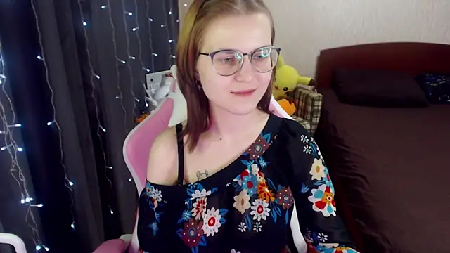 Snapshot of MissBrightShine chatting on 01.21.25 MissBrightShine online show from 01.21.25