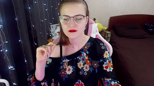 Snapshot of MissBrightShine chatting on 01.22.25 MissBrightShine online show from 01.22.25