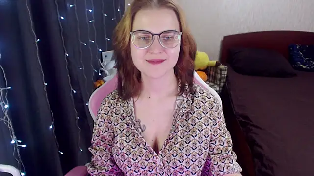 Snapshot of MissBrightShine chatting on 01.28.25 MissBrightShine online show from 01.28.25