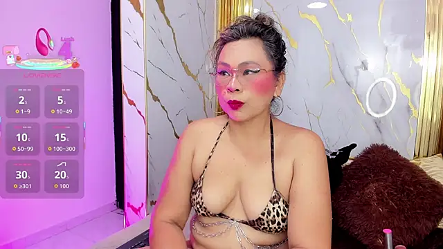 Snapshot of dianamilf chatting on 11.26.25 dianamilf online show from 11.26.25