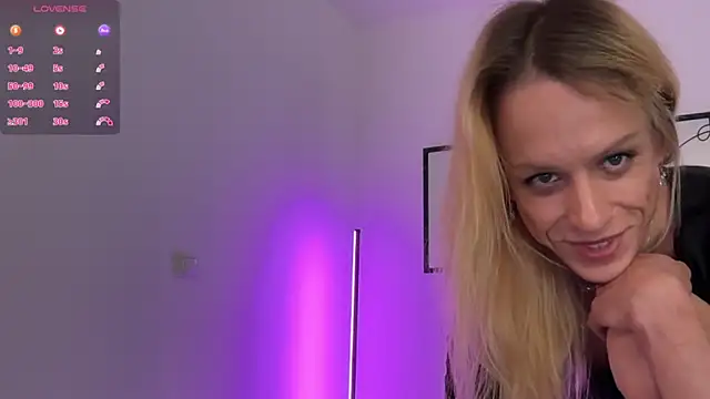 Snapshot of julia-01 chatting on 11.15.25 julia-01 online show from 11.15.25