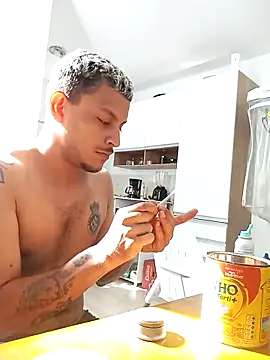 Snapshot of emrehliug12 chatting on 02.19.25 emrehliug12 online show from 02.19.25