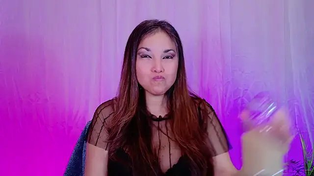 Snapshot of DivineLynn chatting on 12.30.24 DivineLynn online show from 12.30.24