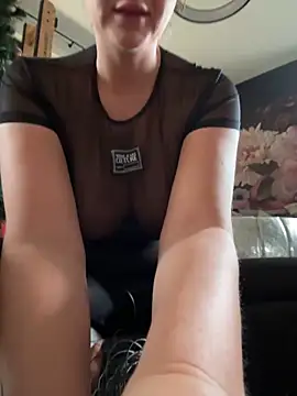 Snapshot of Bella-Tight chatting on 11.20.25 Bella-Tight online show from 11.20.25