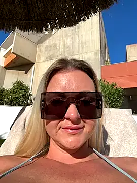 Snapshot of Bella-Tight chatting on 12.22.25 Bella-Tight online show from 12.22.25