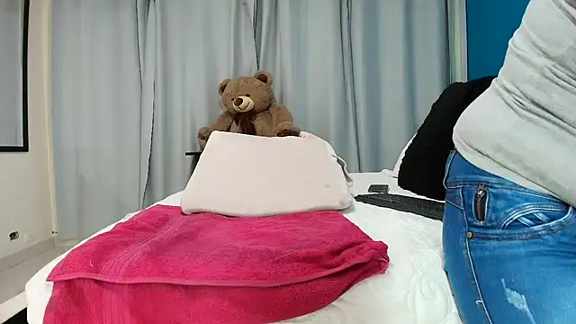 Snapshot of natalia23 chatting on 10.22.25 natalia23 online show from 10.22.25