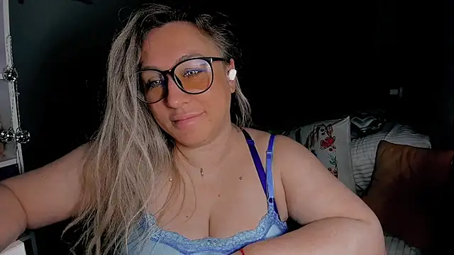 Snapshot of CumOnMy_Tits chatting on 04.28.26 CumOnMy Tits online show from 04.28.26