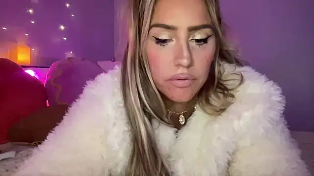 Snapshot of Fitnessbabe69 chatting on 12.27.24 Fitnessbabe69 online show from 12.27.24