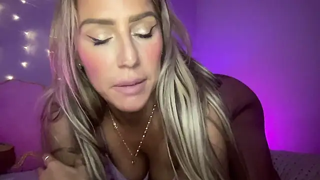 Snapshot of Fitnessbabe69 chatting on 01.10.25 Fitnessbabe69 online show from 01.10.25