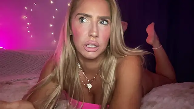 Snapshot of Fitnessbabe69 chatting on 10.21.25 Fitnessbabe69 online show from 10.21.25