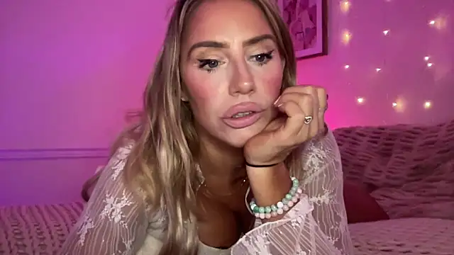 Snapshot of Fitnessbabe69 chatting on 11.10.25 Fitnessbabe69 online show from 11.10.25